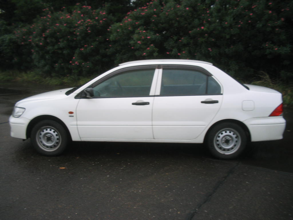 2000 Mitsubishi Lancer Cedia Photos