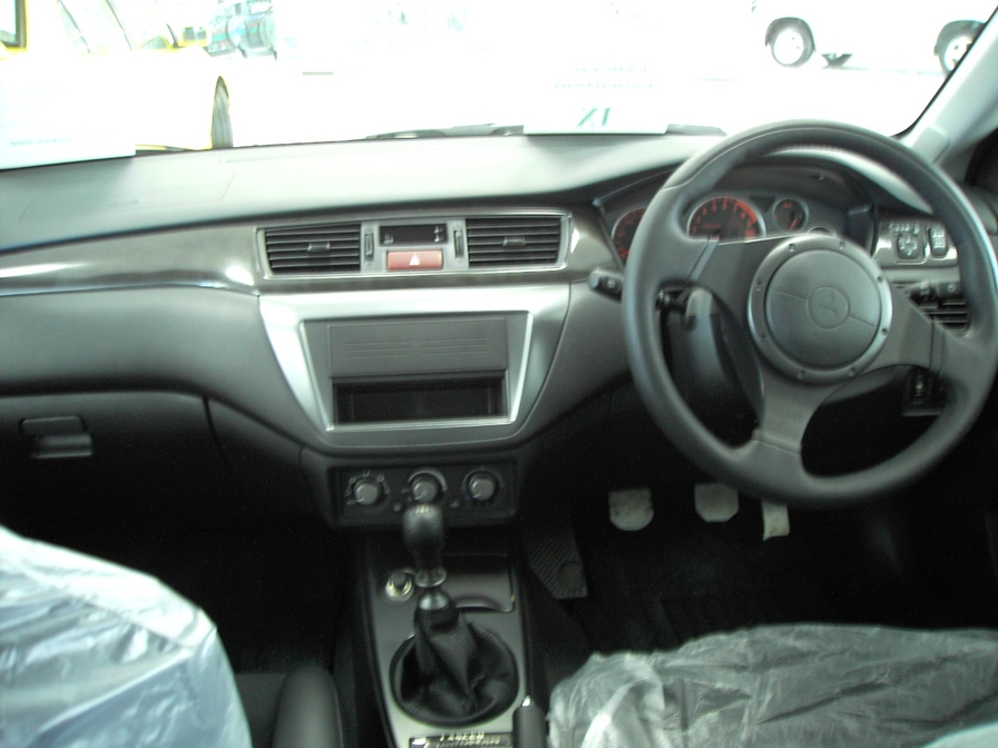 2005 Mitsubishi Lancer Evolution Pictures