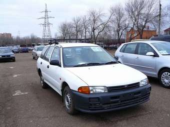 2002 Mitsubishi Libero Photos