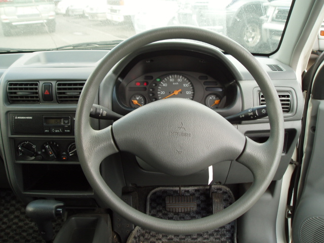 2000 Mitsubishi Minica Photos