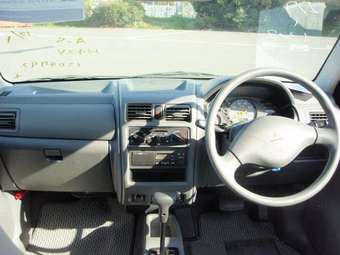 2004 Mitsubishi Minica Pictures