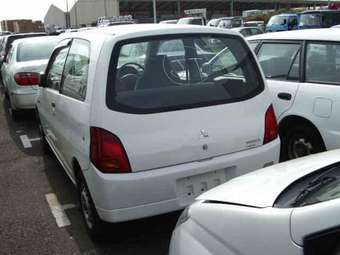 2004 Mitsubishi Minica Pictures