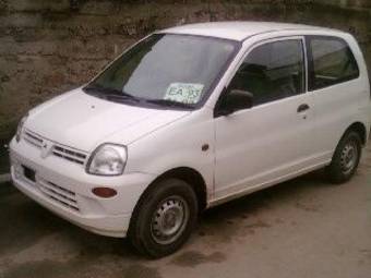 2004 Mitsubishi Minica Pictures