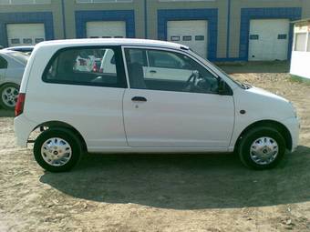 2004 Mitsubishi Minica Pictures