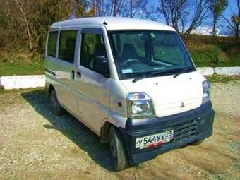 2000 Mitsubishi Minicab Pictures