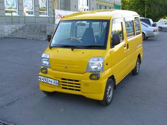 2000 Mitsubishi Minicab Pictures