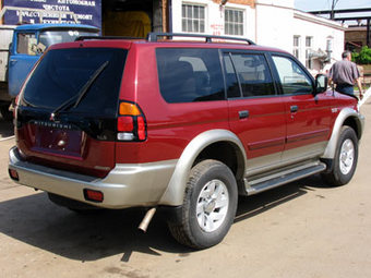 2000 Mitsubishi Montero Photos
