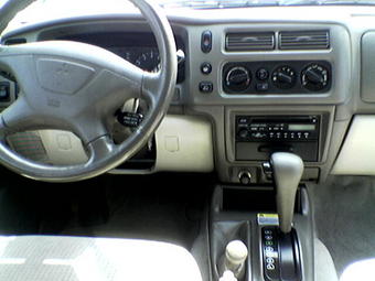 2000 Mitsubishi Montero Images