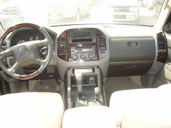 2001 Mitsubishi Montero Photos