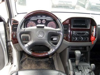 2001 Mitsubishi Montero Photos