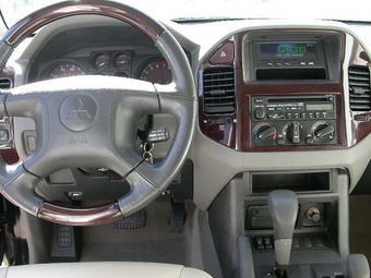 2001 Mitsubishi Montero Photos