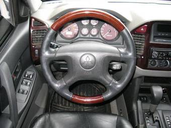 2001 Mitsubishi Montero Photos