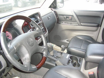 2002 Mitsubishi Montero Photos