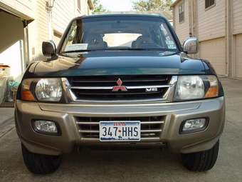 2002 Mitsubishi Montero Photos