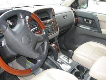 2002 Mitsubishi Montero Photos