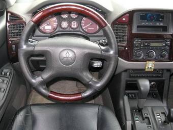 2002 Mitsubishi Montero Photos