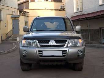 2003 Mitsubishi Montero Photos