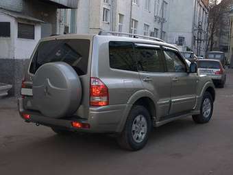 2003 Mitsubishi Montero Photos