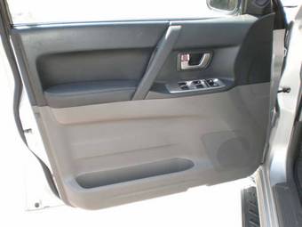 2003 Mitsubishi Montero Pictures