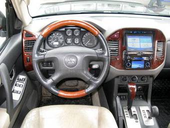 2003 Mitsubishi Montero Photos