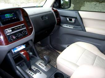 2003 Mitsubishi Montero Pics