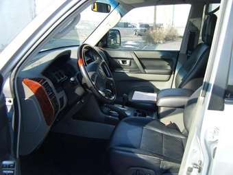 2004 Mitsubishi Montero Pictures