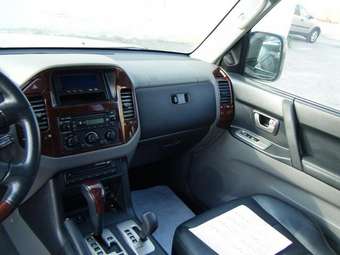 2004 Mitsubishi Montero Photos