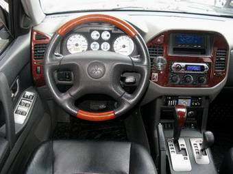 2004 Mitsubishi Montero Photos