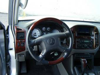2004 Mitsubishi Montero Pictures