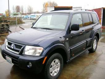 2004 Mitsubishi Montero Photos