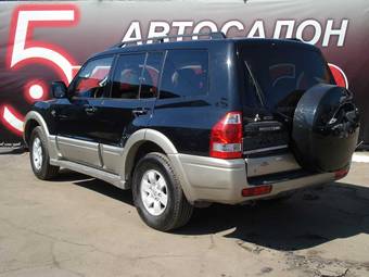 2004 Mitsubishi Montero Pics