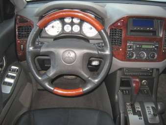 2005 Mitsubishi Montero Pictures