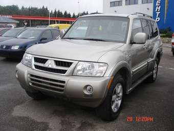 2005 Mitsubishi Montero Photos