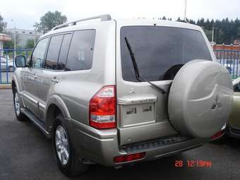 2005 Mitsubishi Montero Photos