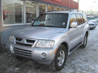 2005 Mitsubishi Montero Pics