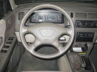 2000 Mitsubishi Montero Sport Pictures