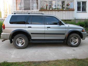 2001 Mitsubishi Montero Sport Photos