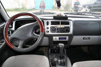 2001 Mitsubishi Montero Sport Photos