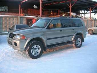 2002 Mitsubishi Montero Sport Pictures