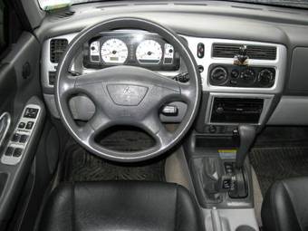 2002 Mitsubishi Montero Sport Pictures