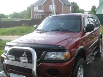 2002 Mitsubishi Montero Sport Pictures