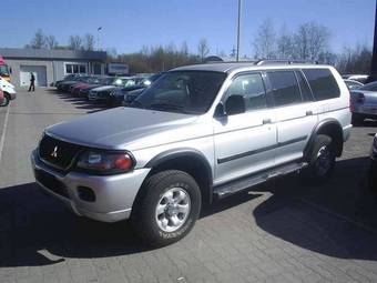 2002 Mitsubishi Montero Sport Pictures