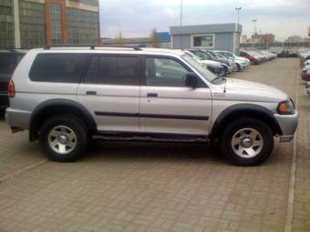 2002 Mitsubishi Montero Sport Pictures