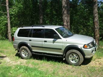 2002 Mitsubishi Montero Sport Photos