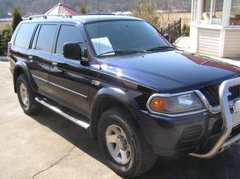 2002 Mitsubishi Montero Sport Pictures