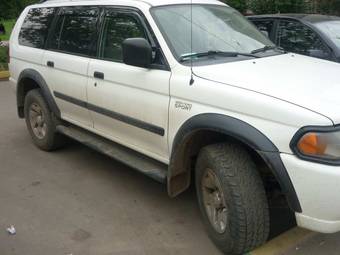 2002 Mitsubishi Montero Sport Photos