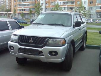 2002 Mitsubishi Montero Sport Photos