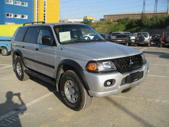 2002 Mitsubishi Montero Sport Pictures