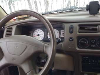 2003 Mitsubishi Montero Sport Pictures