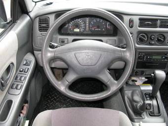 2003 Mitsubishi Montero Sport Pictures